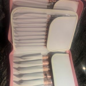 BRAND NEW LUXIE 30 PIECE BRUSH SET - ROSE GOLD